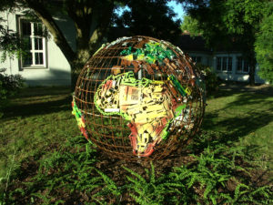 Schulprojekt Weltkugel, Carl-Diercke-Schule Kyritz, Schüler bauen Kunst im öffentlichen Raum
