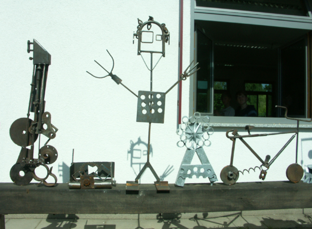 Skulpturenwerkstatt Gedike Schule, Ausstellung, Schülerinnen und Schüler komponieren Metallskulpturen nach eigenen Entwürfen