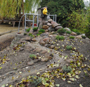 Schulprojekt Flusslandschaft - Außenraumskulptur mit Experimentierstrecke und Besiedelungsmodell
