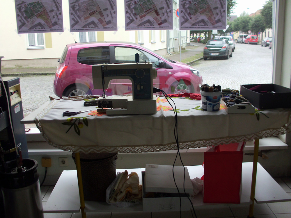 künstlerische Installation Waschzettel: Blick vom Arbeitsplatz „Frau Windschief“ nach draußen