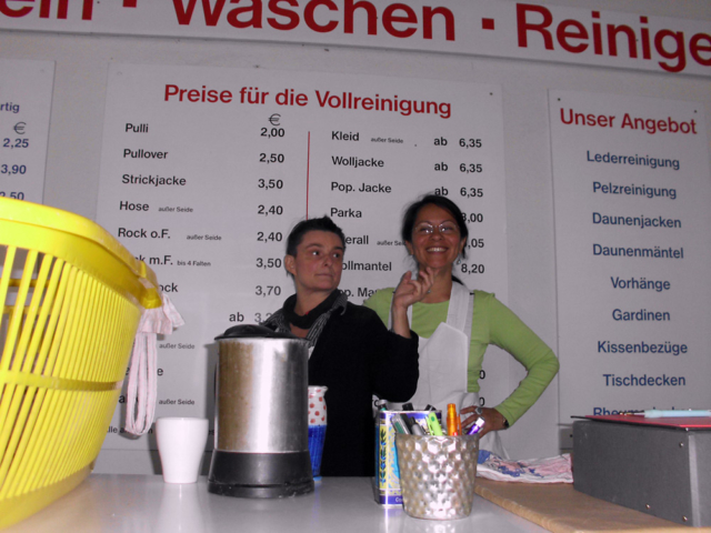 ünstlerische Installation Waschzettel: Katja Martin + Frau Windschief am Thresen der Wäscherei